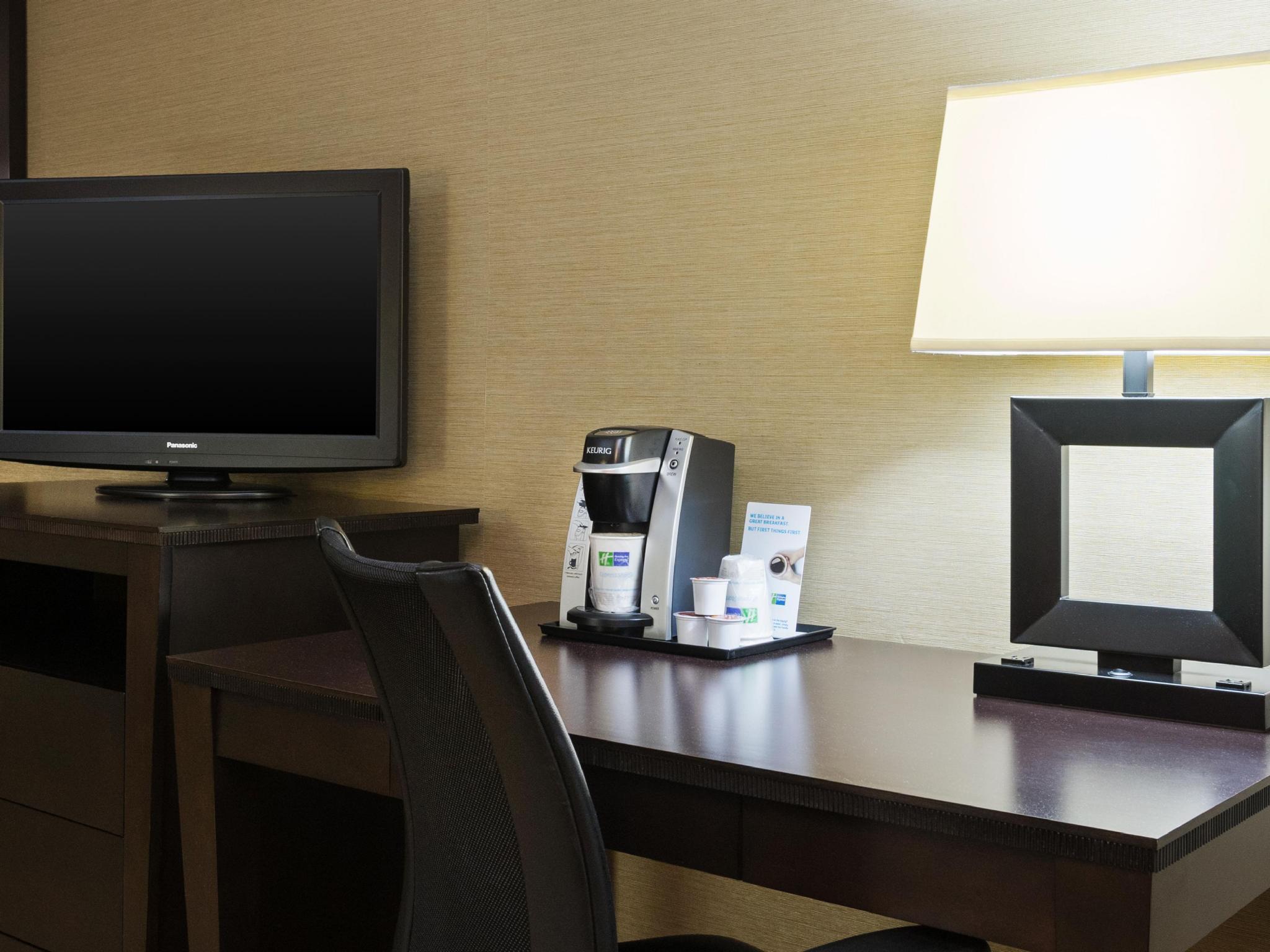 Holiday Inn Express Charleston-Civic Center By Ihg Экстерьер фото